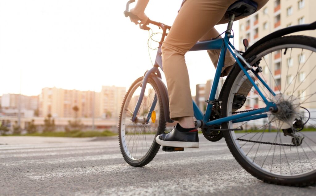 Planowana kładka pieszo-rowerowa nad Wisłostradą: kontrowersje i obietnice