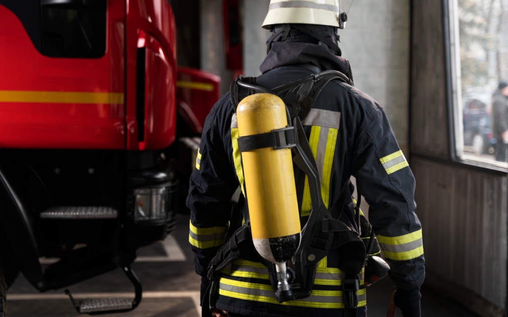 Pożar garażu w Piastowie: groźba eksplozji acetylenu i ryzyko rozprzestrzenienia ognia