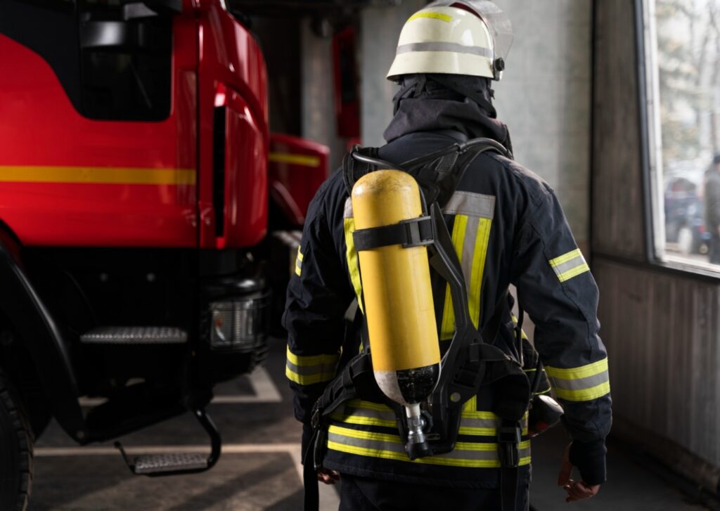 Zagrożenie w Piastowie: Pożar garażu brezentowego pełnego butli z acetylenem i części samochodowych