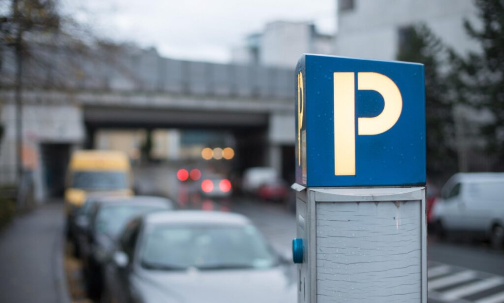 Agresywny mężczyzna, uszkadzając zaparkowane pojazdy, spowodował straty wynoszące ponad 13 tysięcy złotych